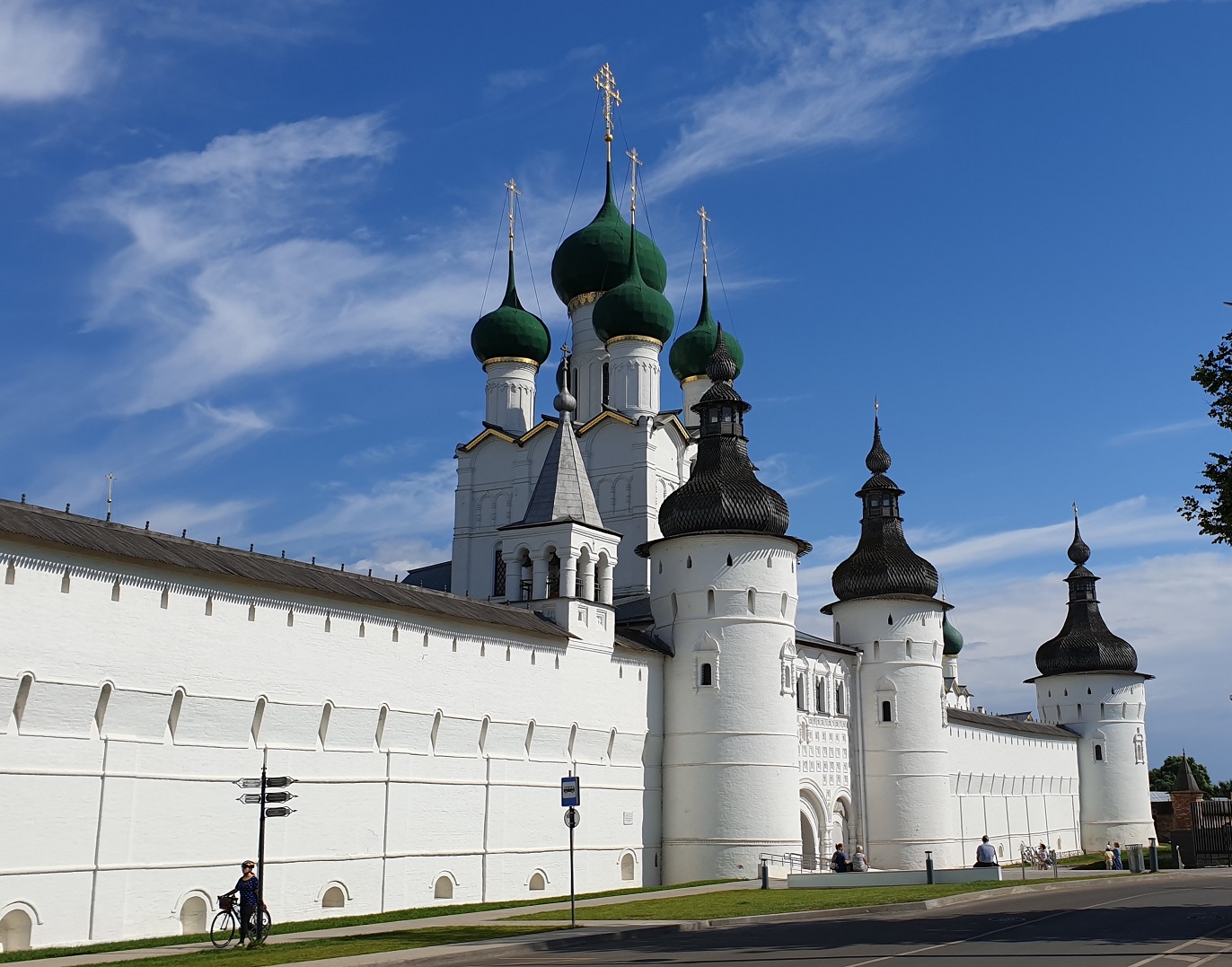 Дня ростов великий. Ростов Великий камень. Кострома и Ростов Великий. Ростов Великий туристы. Ростов Великий ров.